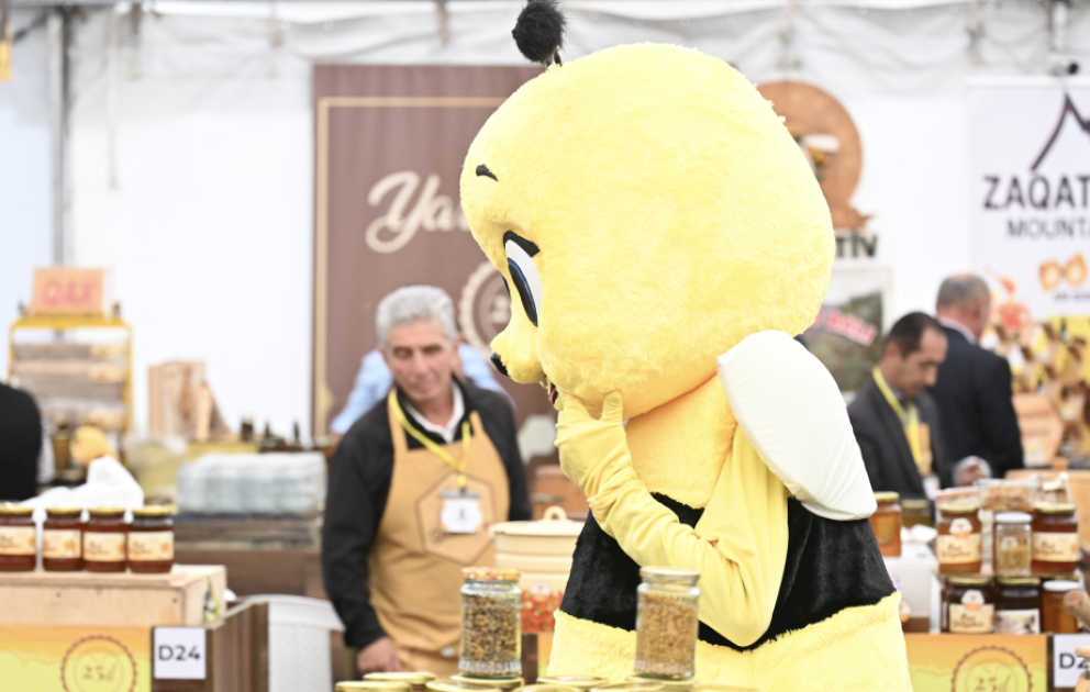 Продукция под товарным знаком «Ходжалинский мед» впервые представлена на ярмарке меда