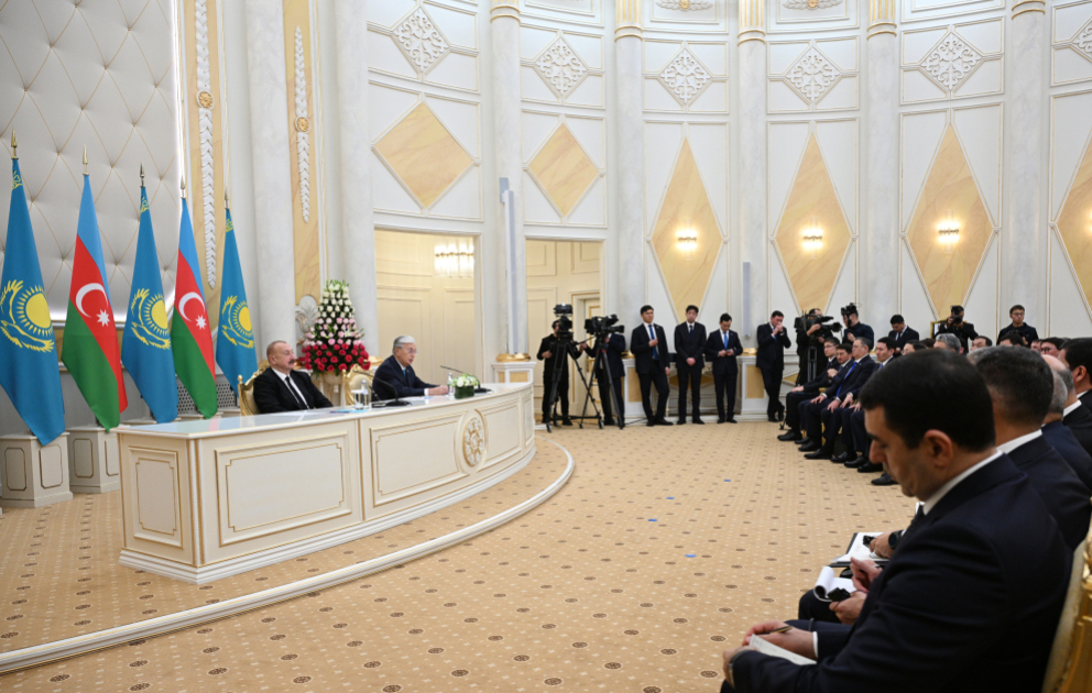 Les présidents azerbaïdjanais et kazakh font des déclarations à la presse