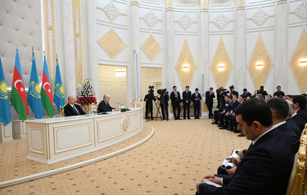 Präsident Ilham Aliyev und Präsident Kassym-Schomart Tokajew geben Presseerklärungen ab