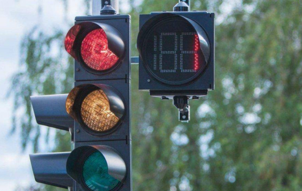 Sürücülərə və piyadalara çətinlik yaranan kəsişmədə yeni svetoforlar quraşdırılıb