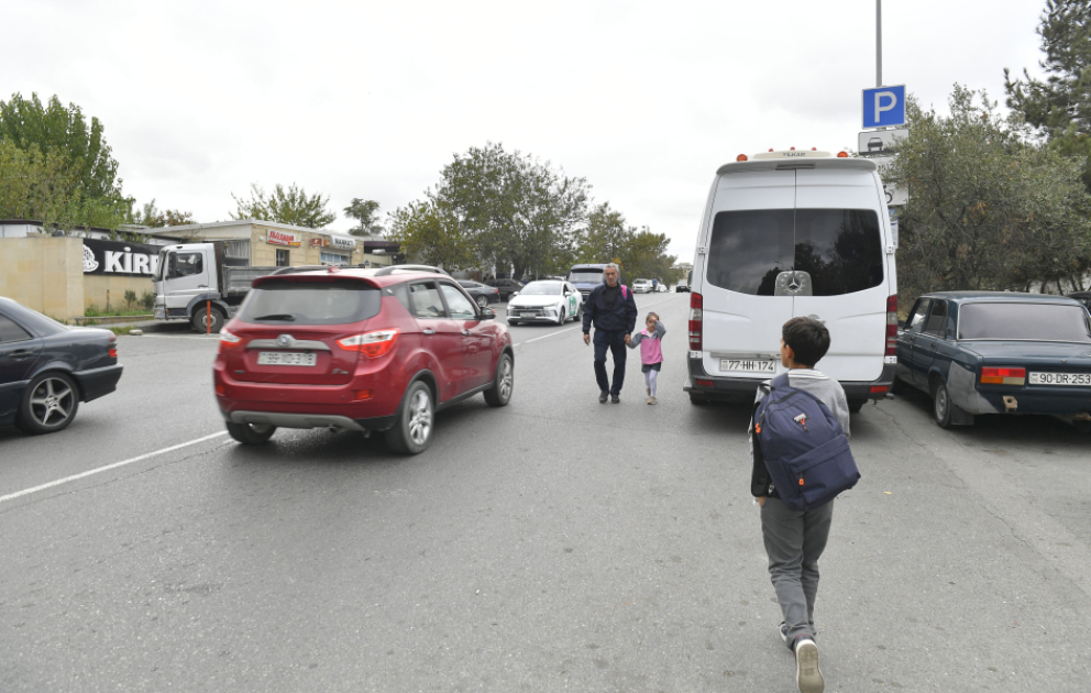 “Maşını necə gəldi saxlayırlar...” – Avtomobillərin səkilərdə park edilməsi PROBLEMİ