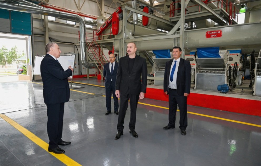 Prezident İlham Əliyev Sabirabadda pambıq emalı zavodunun fəaliyyəti ilə tanış olub