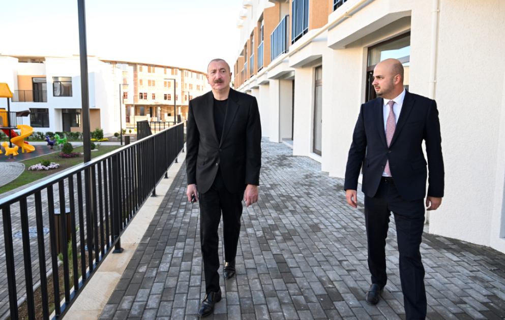 Le président Ilham Aliyev inspecte les travaux réalisés dans le complexe résidentiel de 104 appartements à Zenguilan