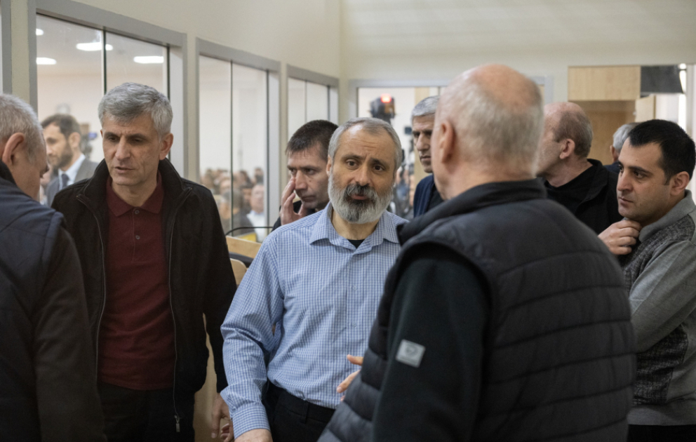 Im Prozess gegen armenische Staatsbürger Dokument über gleichzeitige Tötung von acht aserbaidschanischen Gefangenen untersucht