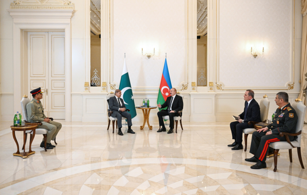 Prezident İlham Əliyevin Pakistanın Baş naziri ilə məhdud tərkibdə görüşü olub