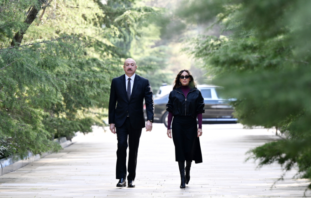 Prezident İlham Əliyev və birinci xanım Mehriban Əliyeva Ulu Öndər Heydər Əliyevin məzarını ziyarət ediblər
