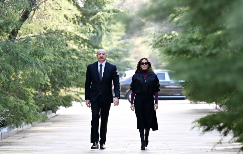 Präsident Ilham Aliyev und First Lady Mehriban Aliyeva besuchen Grabmal von Nationalleader Heydar Aliyev