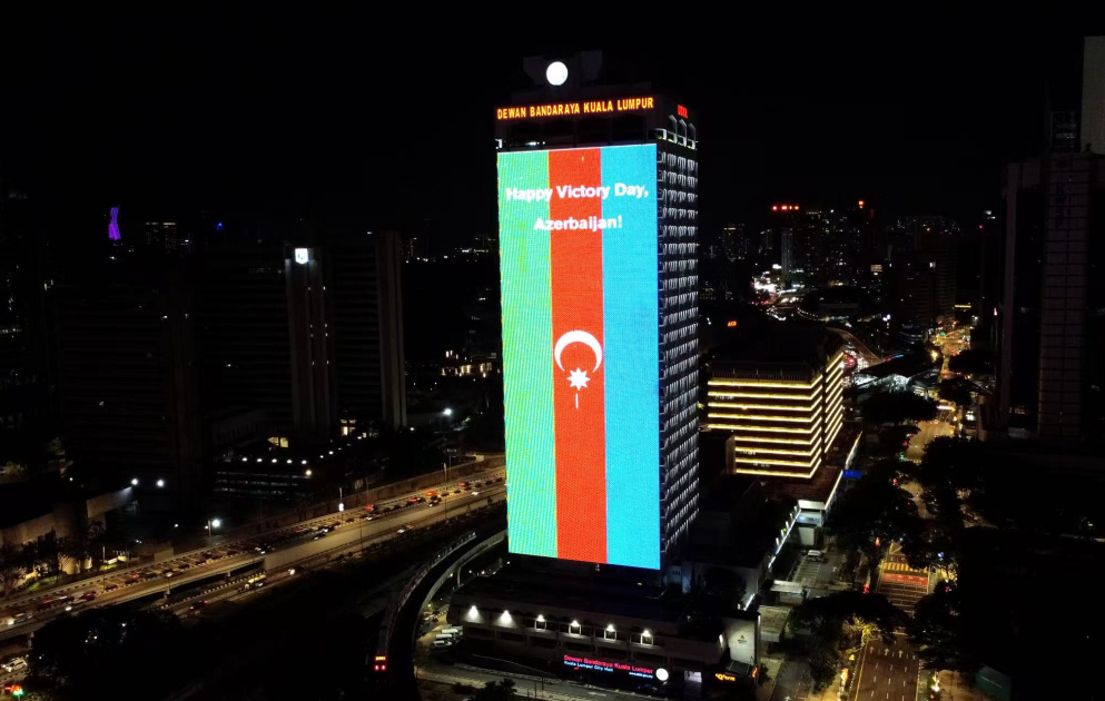 Kuala-Lumpur bələdiyyəsinin binası Azərbaycan bayrağının rəngləri ilə işıqlandırılıb