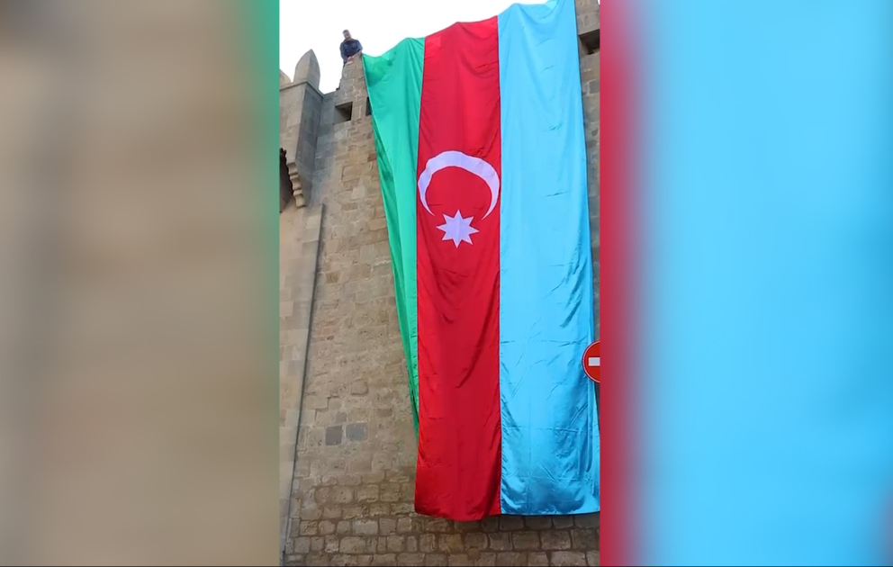 Qoşa Qala qapılarda üçrəngli bayrağımız dalğalandı