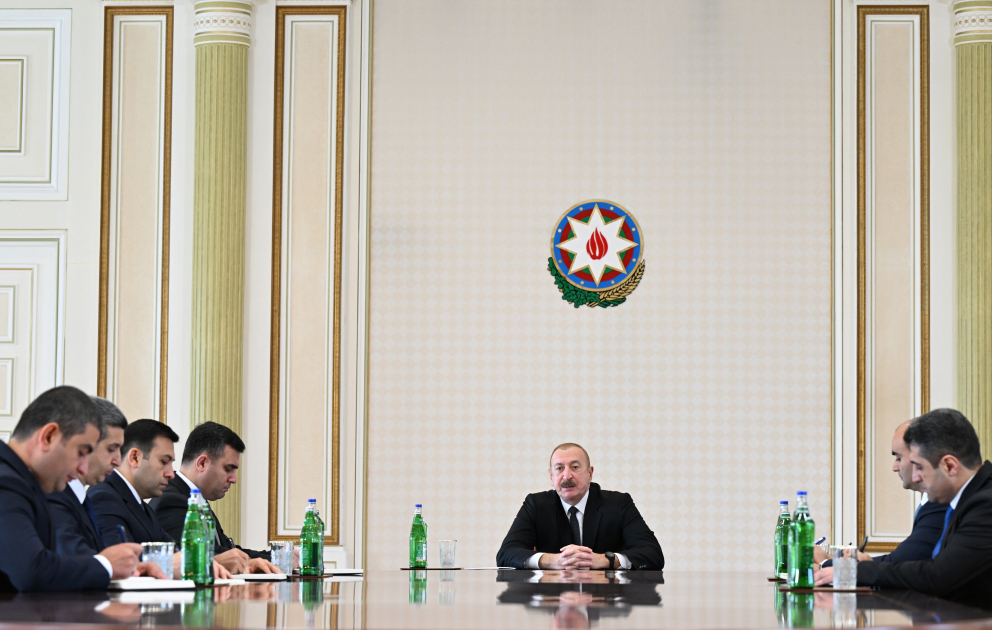 Prezident İlham Əliyev Naxçıvanda Prezidentin yeni səlahiyyətli nümayəndəsini və bir sıra rayonların icra hakimiyyətlərinə təyin olunan başçıları qəbul edib
