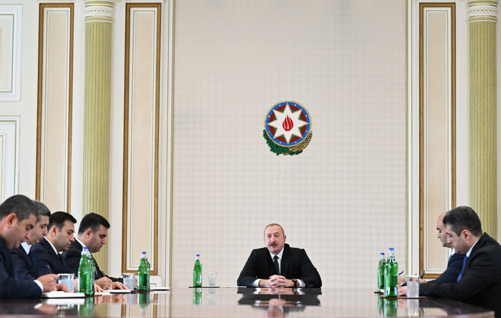 Präsident Ilham Aliyev empfängt neuen bevollmächtigten Vertreter des Präsidenten in Nachitschewan und neu ernannte Chefs mehrerer Exekutivbehörden
