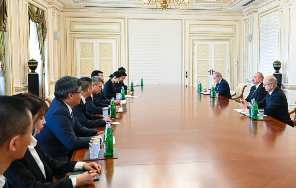 Präsident Ilham Aliyev empfängt chinesische Delegation