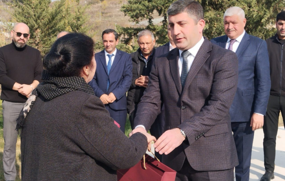 Ağdərənin Vəngli kəndinə köçürülən ailələrə mənzillərin açarları təqdim olunub