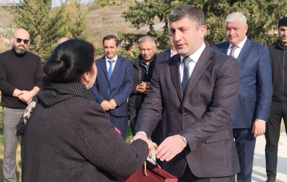 Семьям, переселенным в села Венгли Агдеринского района, а также Дашбулаг и Бадара Ходжалинского района, вручены ключи от новых квартир