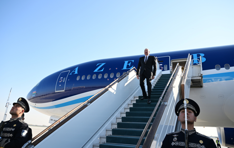 Präsident Ilham Aliyev in Usbekistan eingetroffen