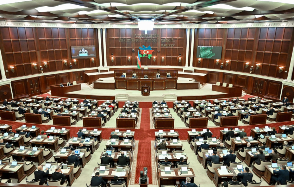 Milli Məclisin plenar iclasında 2026-cı ilin dövlət büdcəsi zərfinə daxil olan qanun layihələri birinci oxunuşda qəbul edilib