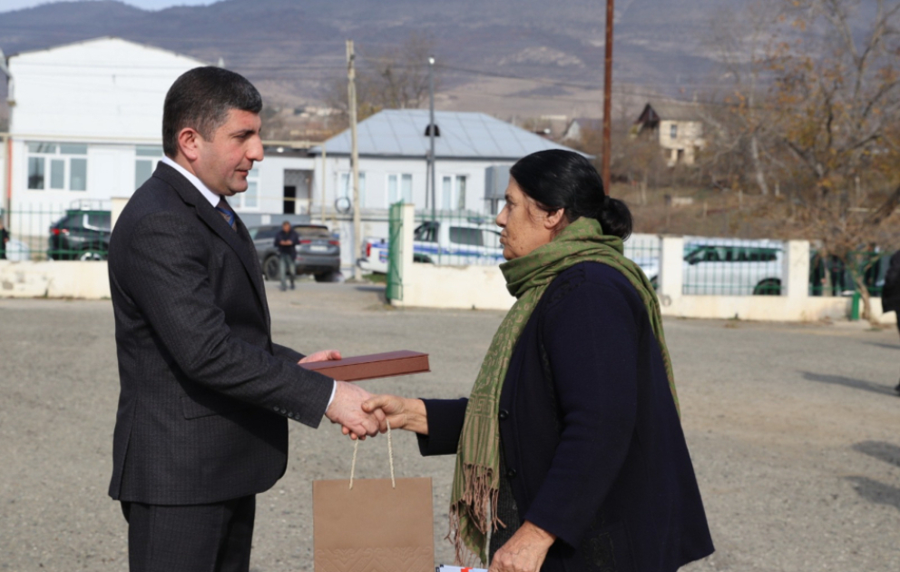 Xocalının Təzəbinə kəndinə çatan ailələrə evlərinin açarları təqdim olunub