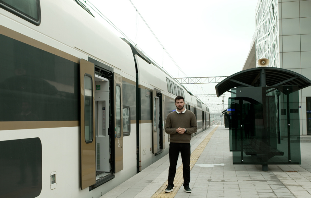 Qara qızılın çəkdiyi dəmir yolları hansı filmlərimizdə meydança rolunu oynayıb? –  “8:20 Vağzalda”