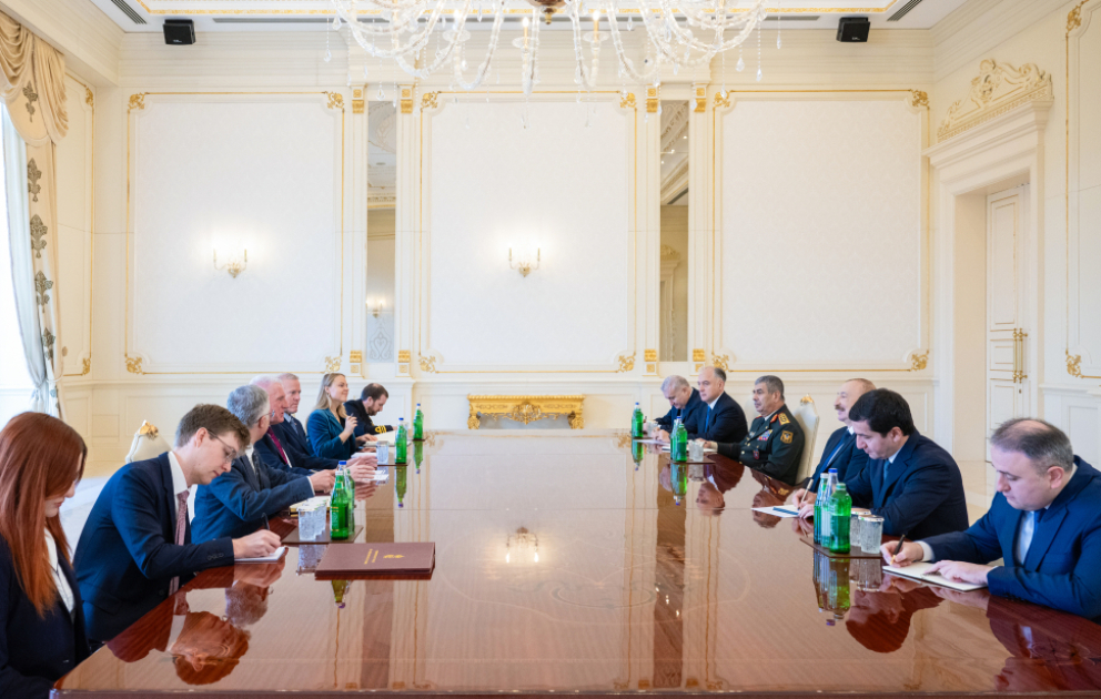 Präsident Ilham Aliyev empfängt UK-Staatsminister für Verteidigung