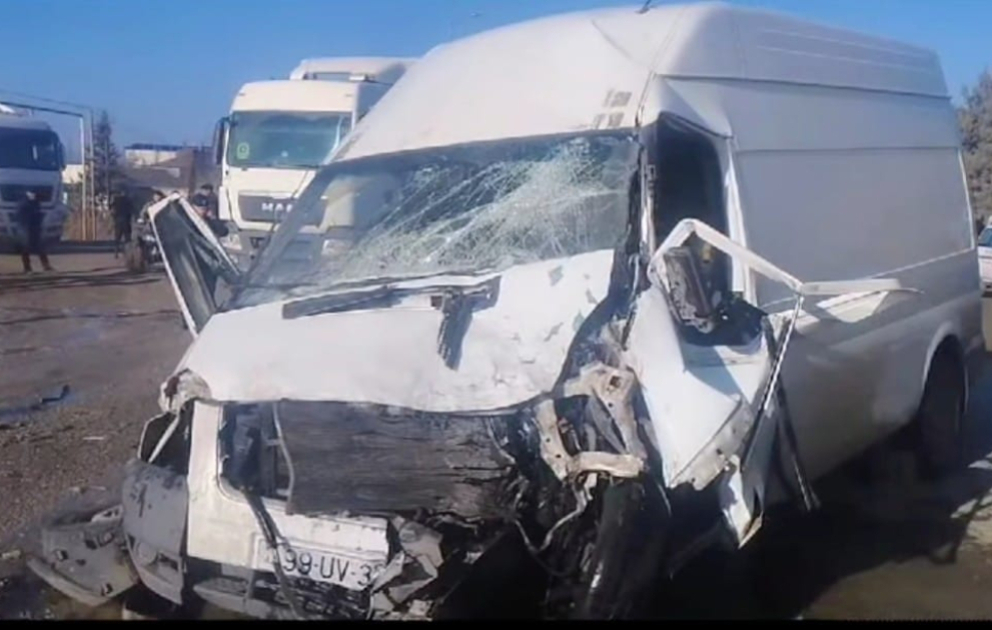 Qubada yük avtomobili avtobusla toqquşub, ölən var