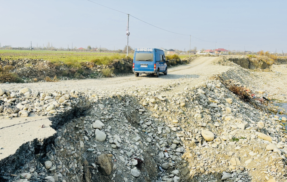 Ağsuda dağılan istinad divarları yenidən tikiləcək, yol bərpa olunacaq