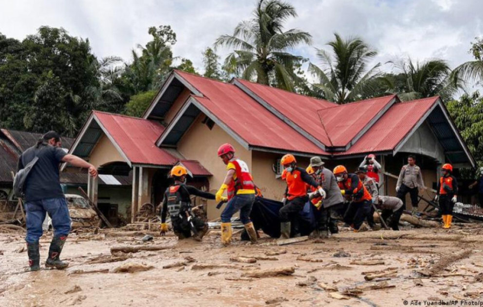 İndoneziyada daşqınlar nəticəsində ölənlərin sayı 950 nəfərə çatıb