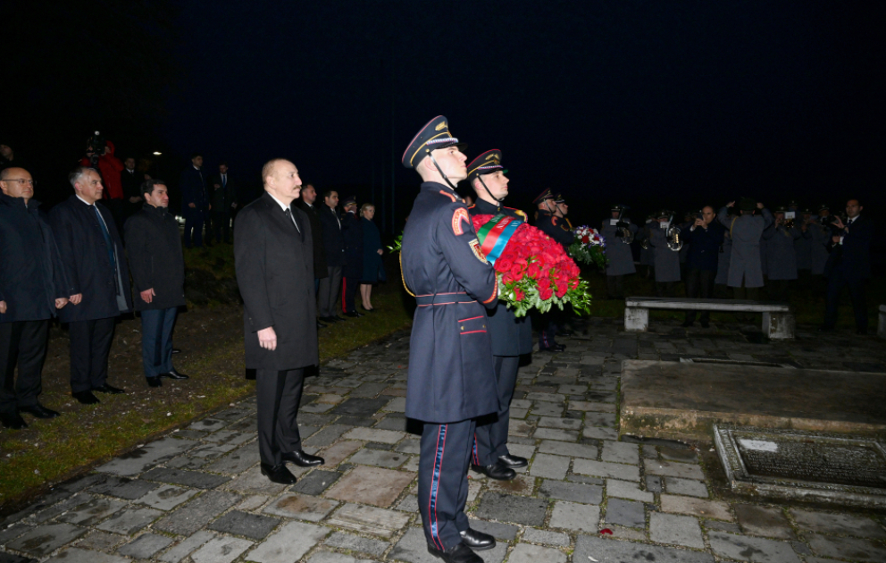 Präsidenten von Aserbaidschan und der Slowakei besuchen in Bratislava Denkmal „Tor der Freiheit“