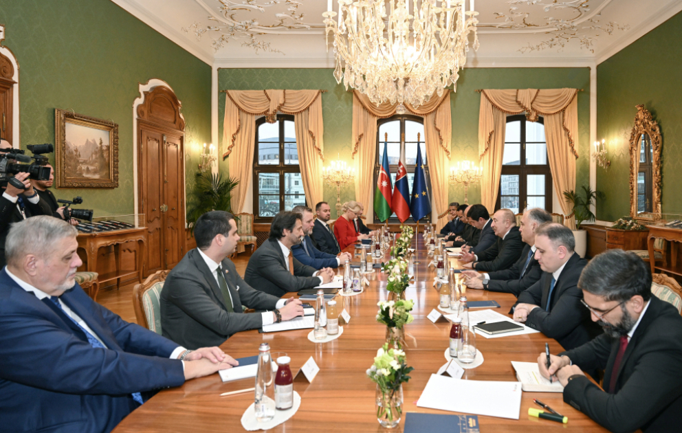 Präsident Ilham Aliyev hält in Bratislava ein erweitertes Treffen mit seinem slowakischen Amtskollegen ab