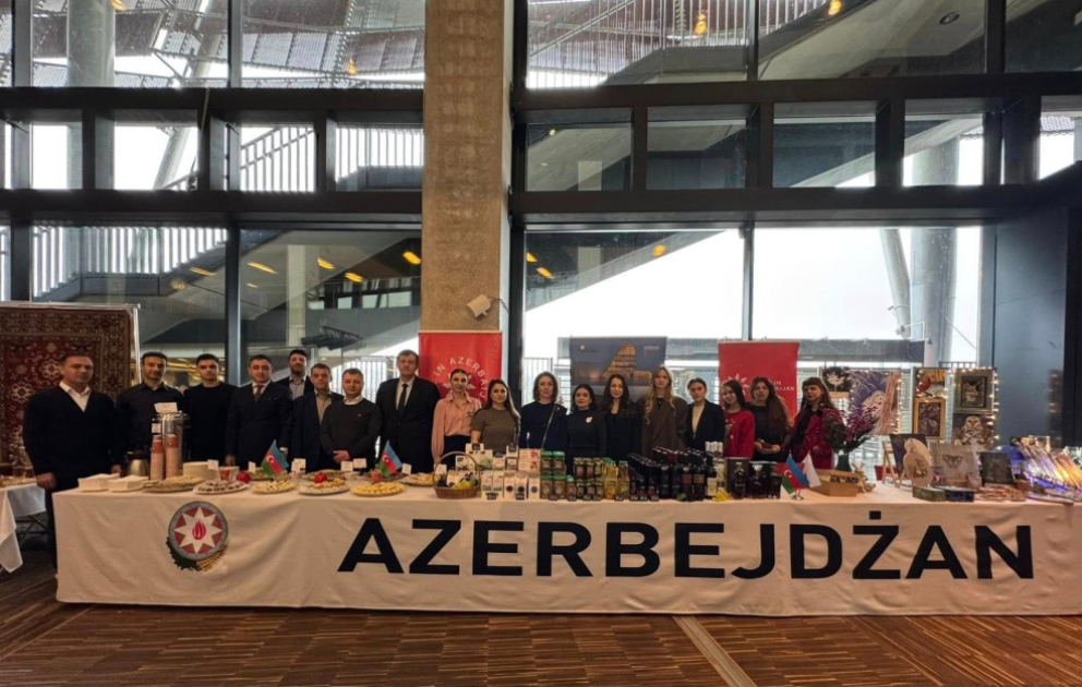 Varşavada keçirilmiş beynəlxalq xeyriyyə tədbirində Polşanın birinci xanımı Azərbaycan stendini ziyarət edib