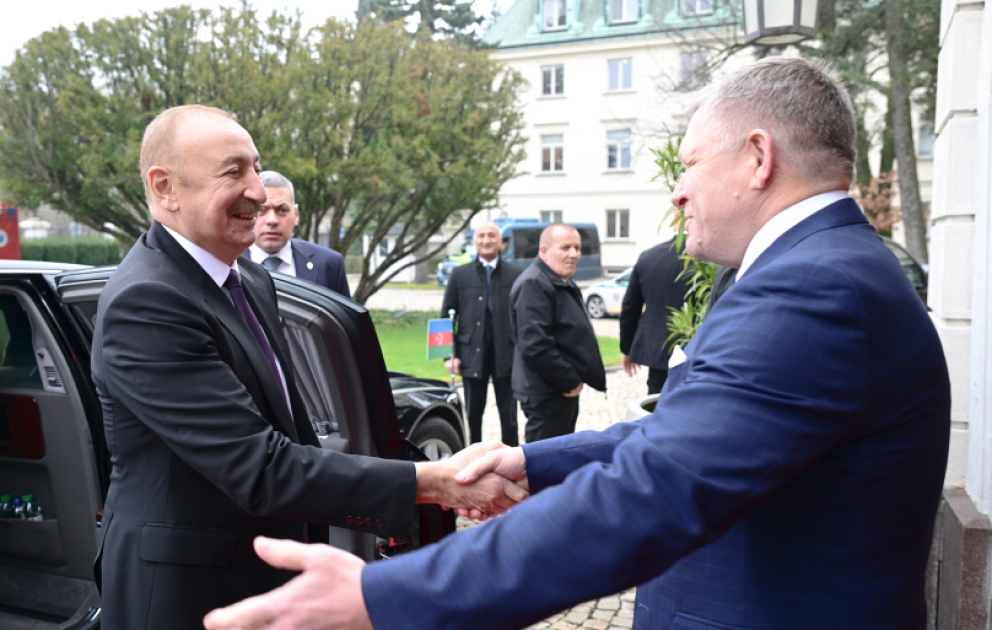 Präsident Ilham Aliyev trifft slowakischen Premierminister für ein Vier-Augen-Gespräch in Bratislava