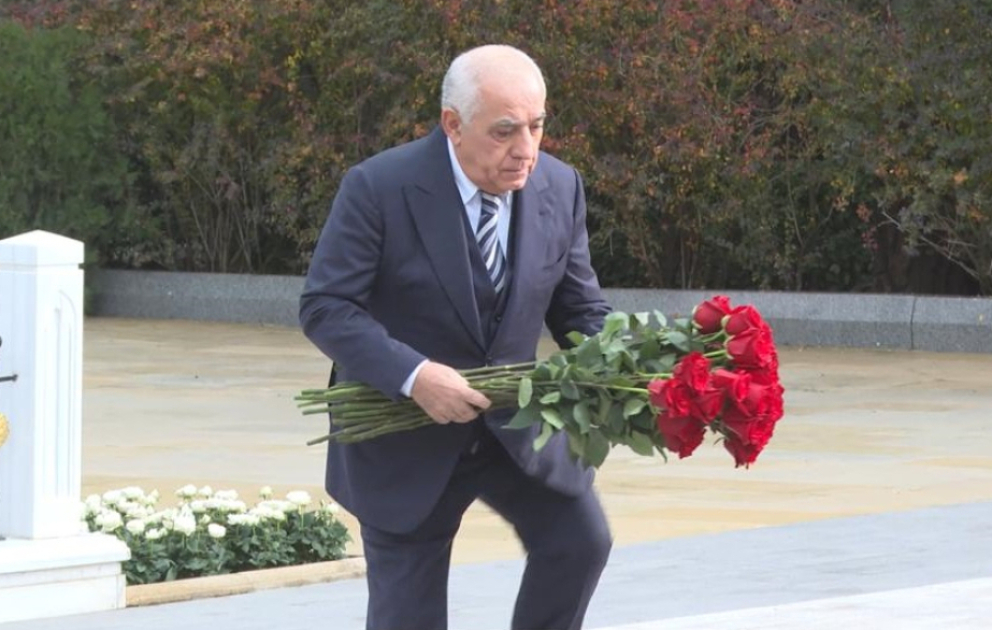 Baş nazir Əli Əsədov Fəxri xiyabanda Ulu Öndər Heydər Əliyevin məzarını ziyarət edib