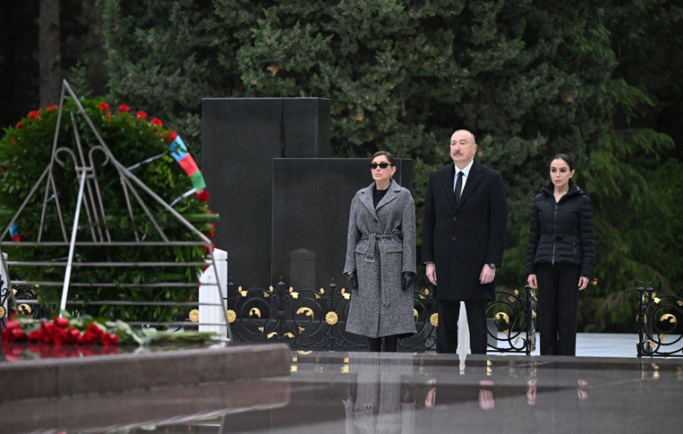 Le président de la République et la première dame se recueillent devant la tombe du Leader national Heydar Aliyev