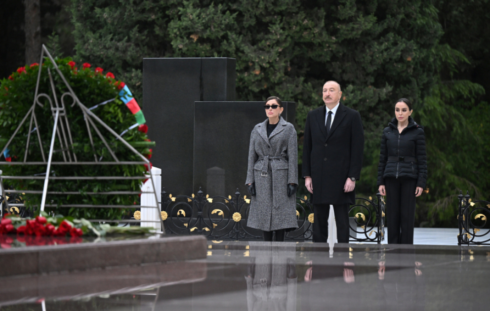President Ilham Aliyev and First Lady Mehriban Aliyeva visited grave of National Leader Heydar Aliyev