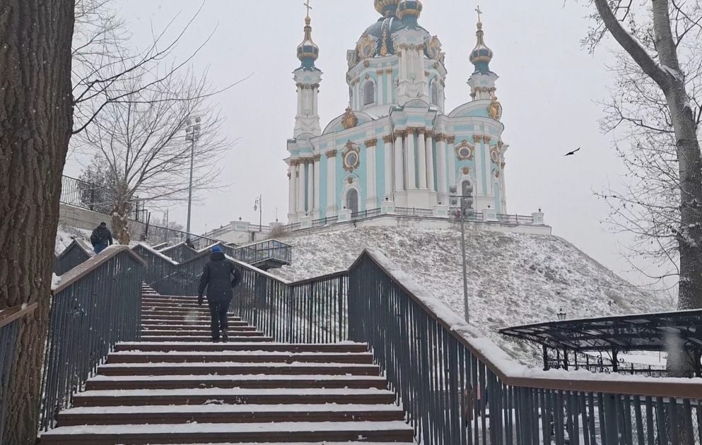 Первый снег в Киеве: мимолетная радость на фоне ужасов войны