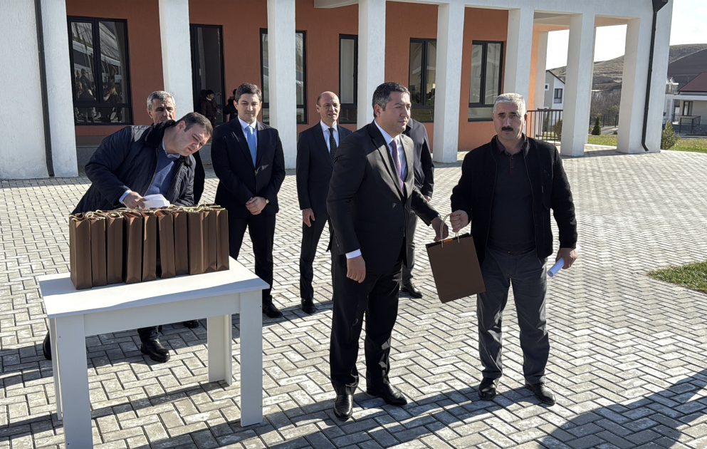 Jabrayil: Im Dorf Horovlu 22 weiteren Familien Schlüssel zu ihren Häusern übergeben