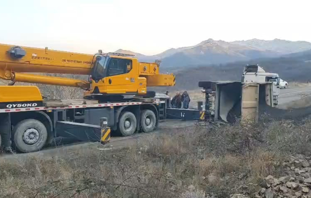 Laçın-Şuşa yolunda yük maşını aşıb