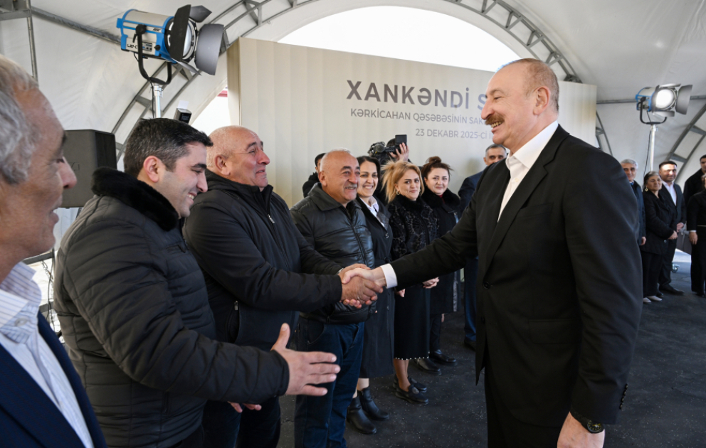 Президент Ильхам Алиев встретился в поселке Кяркиджахан с переселившимися сюда жителями