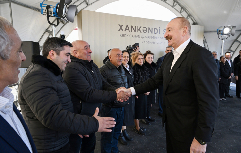 Le président Aliyev rencontre les résidents ayant emménagé dans le bourg de Kerkidjahan