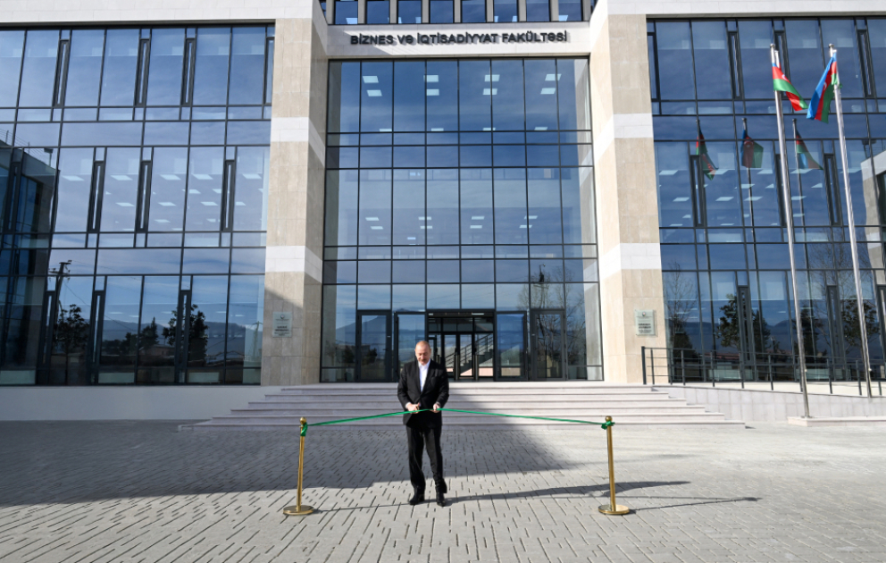 Präsident Ilham Aliyev weiht Gebäude der Fakultät für Business und Ökonomie der Universität Garabagh ein