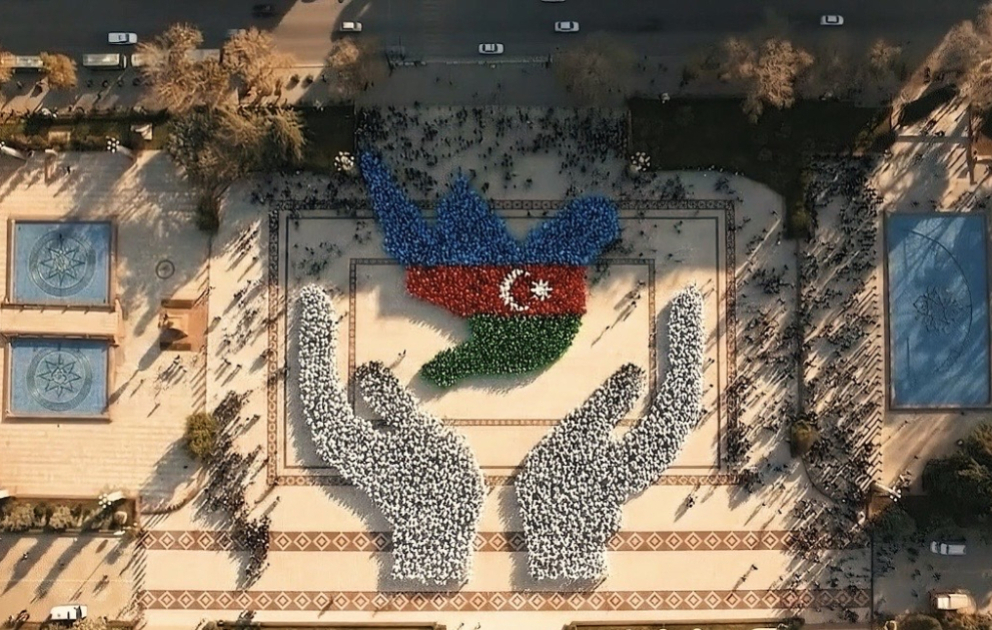 Gəncədə “Dəmir yumruq və Sülh göyərçini” fləş-mobu keçirilib