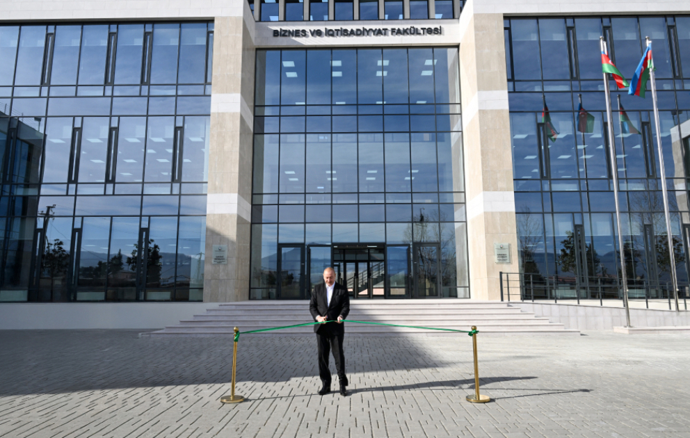 Ilham Aliyev participe à l’inauguration du bâtiment de la Faculté d’économie et d’administration des affaires de l’Université du Karabagh