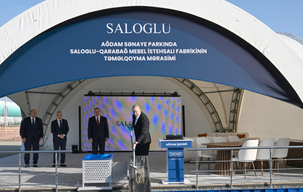 Le président Aliyev pose la première pierre d’une entreprise de production de la SARL Saloglu Karabagh à Aghdam