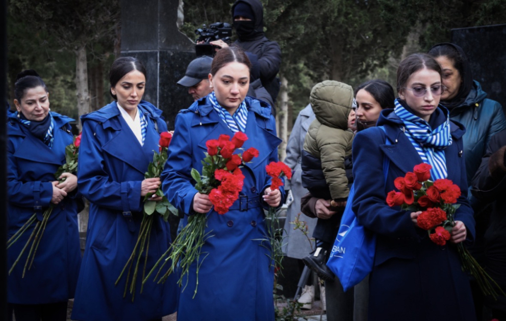 Qəzaya uğrayan AZAL-a məxsus sərnişin təyyarəsinin həlak olan ekipaj üzvlərinin məzarları ziyarət olunub