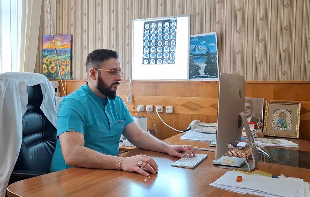Kiyevdə tanınan azərbaycanlı neyrocərrahdan unikal beyin əməliyyatı - AZƏRTAC-ın XÜSUSİ REPORTAJI