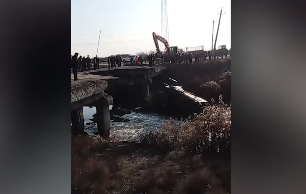 Sabirabadda kombayn aşıb, sürücü ölüb