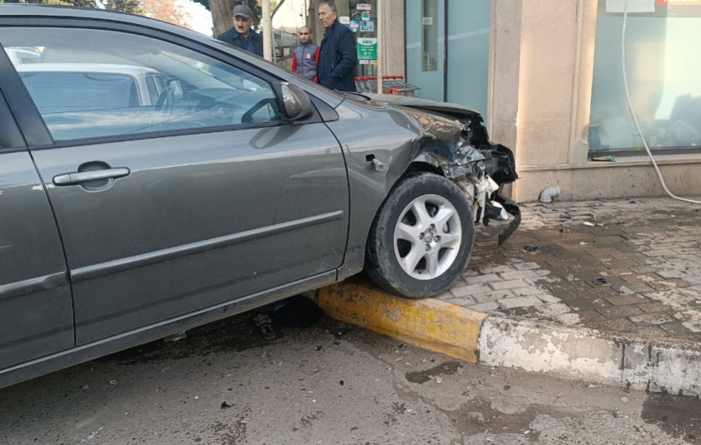 Tovuzda “Opel” və “VAZ” markalı avtomobillər toqquşub, bir nəfər xəsarət alıb