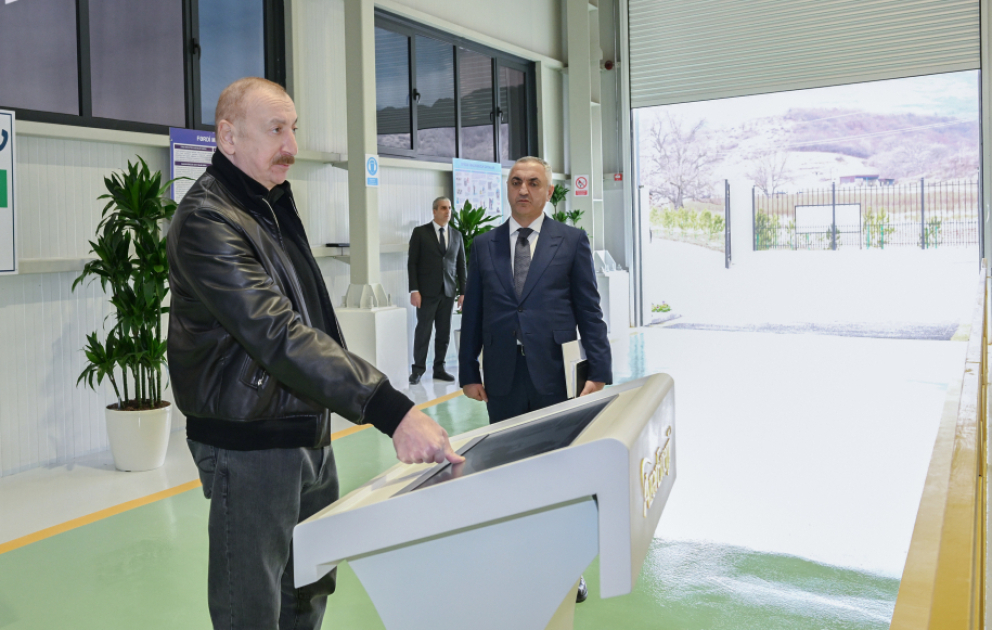 Präsident Ilham Aliyev weiht Wasserkraftwerk „Gozlukörpü“ im Bezirk Aghdara ein