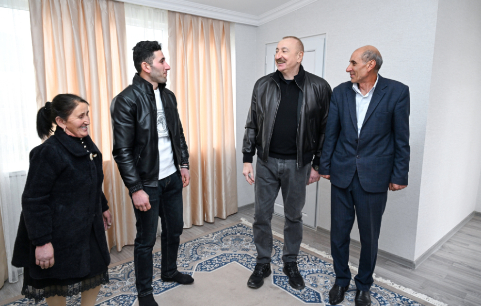 Präsident Ilham Aliyev macht sich mit Wiederaufbauarbeiten im Dorf Childiran im Bezirk Aghdara vertraut
