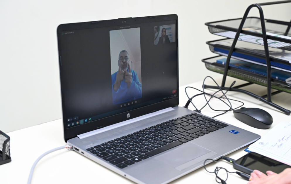 İşarət dilini bilməyənlərlə eşitmə və nitq məhdudiyyəti olan şəxslər arasında “virtual körpü” yaradılır -  REPORTAJ