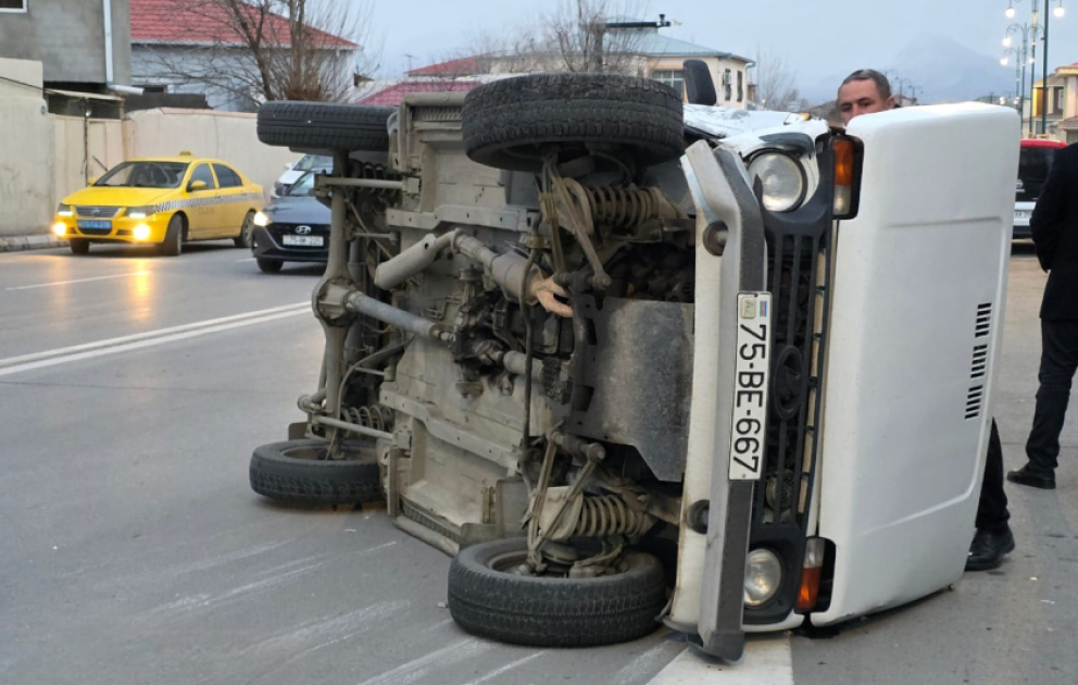 Naxçıvanda yol qəzası zamanı avtomobil aşıb